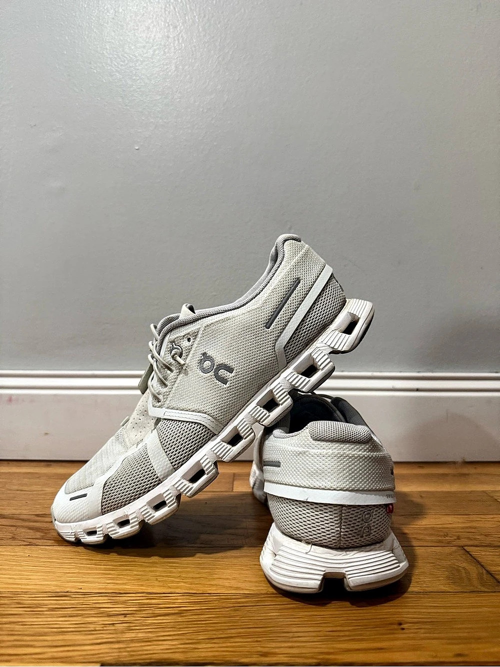 On Cloud Monochrome Women's Athletic Shoes White & Gray US 8 W